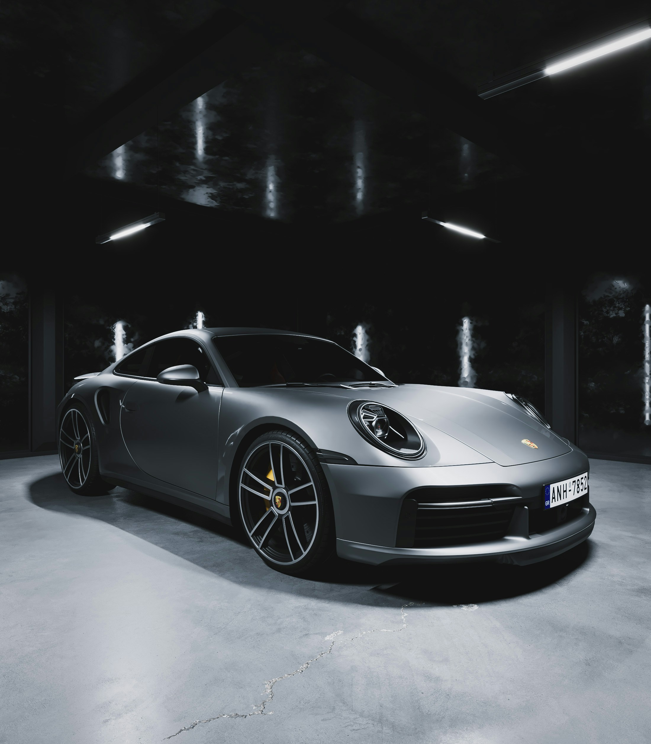 Une Porsche 911 argentée éclairée dans un showroom après la fermeture