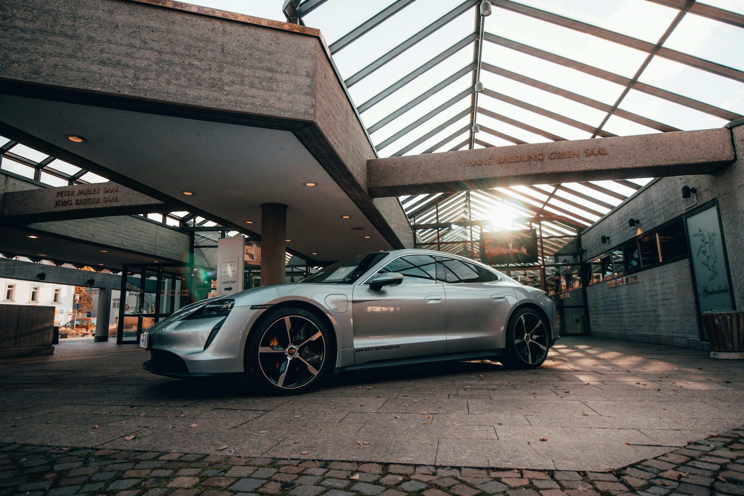 Une Porsche Taycan prête à être découverte en showroom